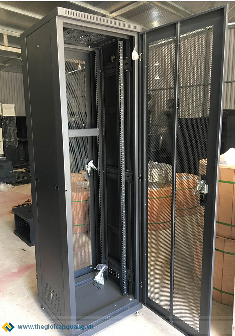 Tủ rack Unirack 42U sâu D600 cửa lưới màu đen